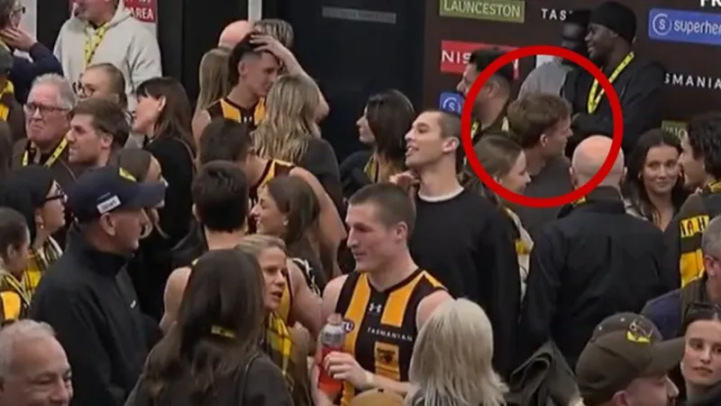 Mitch Hinge sparks transfer rumour after being spotted in Hawthorn’s dressing room