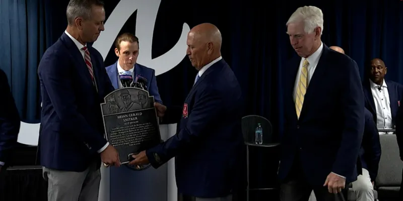 Snitker surprised by son before Braves Hall of Fame induction