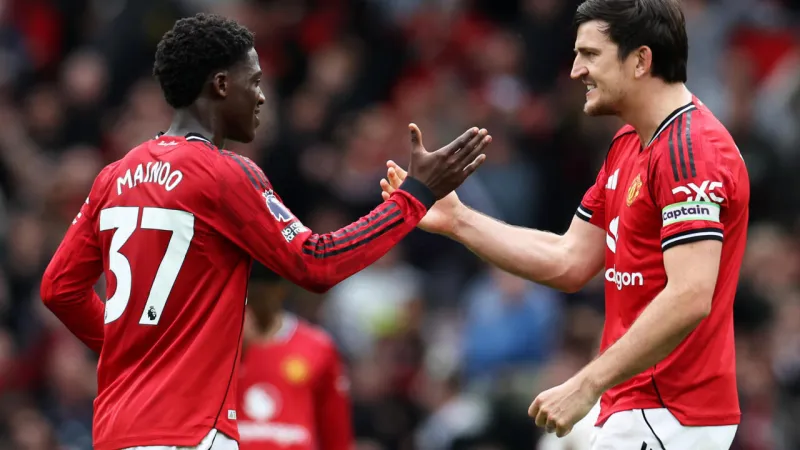 Man Utd beat Liverpool, Spurs climb out of relegation zone